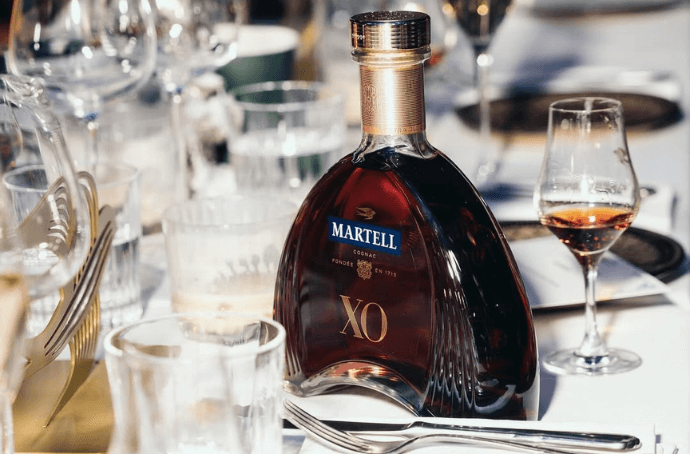 Martell XO wśród zastawy stołowej